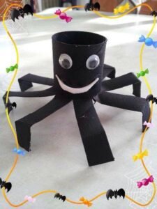 Bricolage Halloween : Transforme un rouleau en carton en une araignée ! araignee-Halloween-avec-rouleau-en-carton