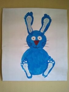 lapin de paques avec 4 empreintes de pieds