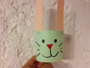 lapin paques avec bandes papier couleur