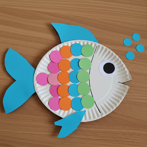Un poisson d’Avril coloré avec une assiette en carton poisson avril assiette carton avec ecailles en papier couleur 1