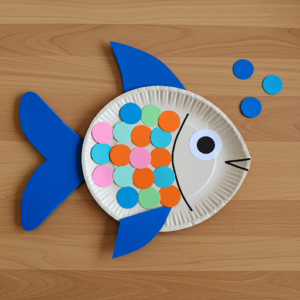 Un poisson dâAvril colorĂ© avec une assiette en carton poisson-avril-assiette-carton-avec-ecailles-en-papier-couleur-3