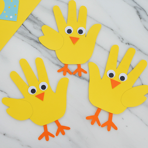 Fabrique des poussins de Pâques avec tes empreintes de mains ! poussin avec empreintes demain decoupee dans papier jaune 1