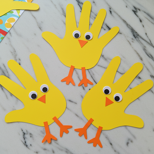 poussin avec empreintes demain decoupee dans papier jaune 18