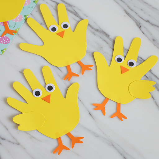 Fabrique des poussins de Pâques avec tes empreintes de mains ! poussin avec empreintes demain decoupee dans papier jaune 7