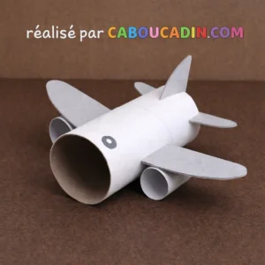 avion-avec-rouleau-en-carton