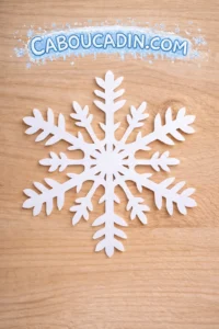 Flocon de neige en papier : le bricolage d’hiver facile que tous les enfants adorent flocon-neige-papier-pliage-et-decoupage_1_11zon