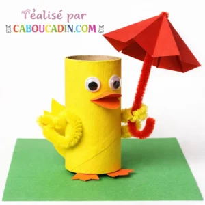 poussin-paques-avec-rouleau-en-carton-et-parapluie